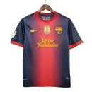Camisa Barcelona Home 12/13 Retrô - Azul e Vermelha + Patch Campeão Mundial 2011 - Futx Brasil